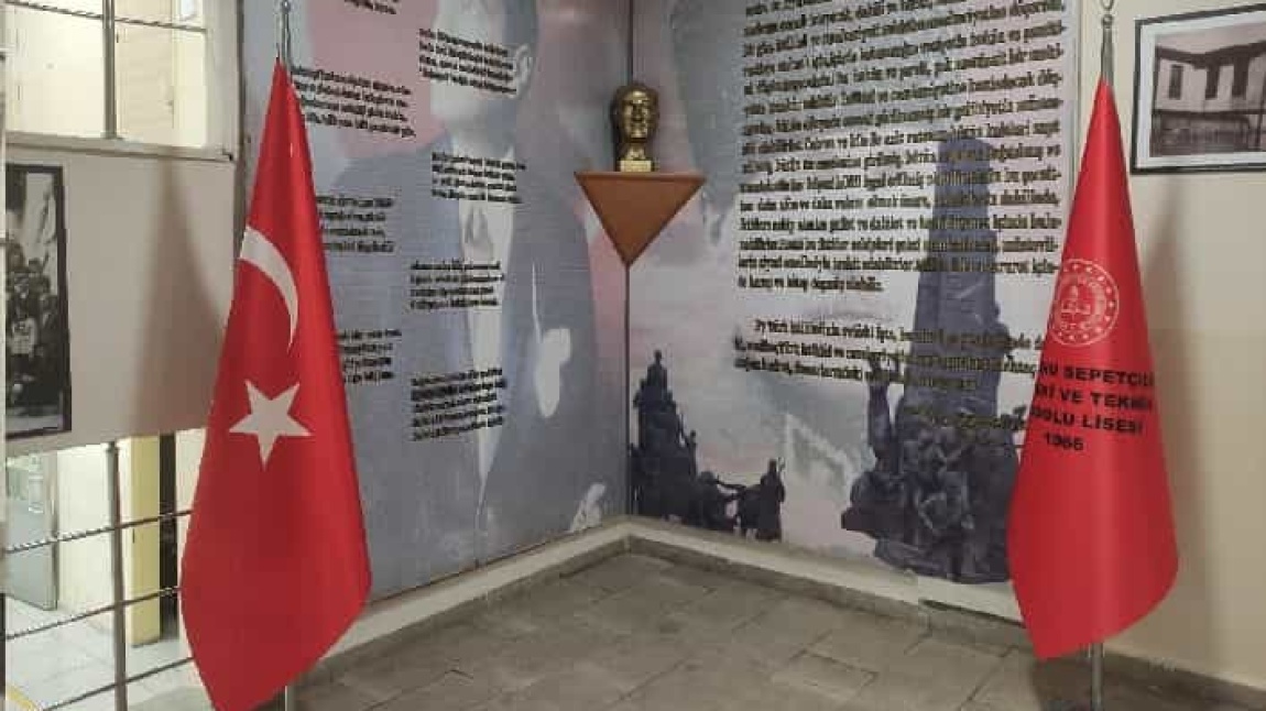 Atatürk Köşesi ve Flama